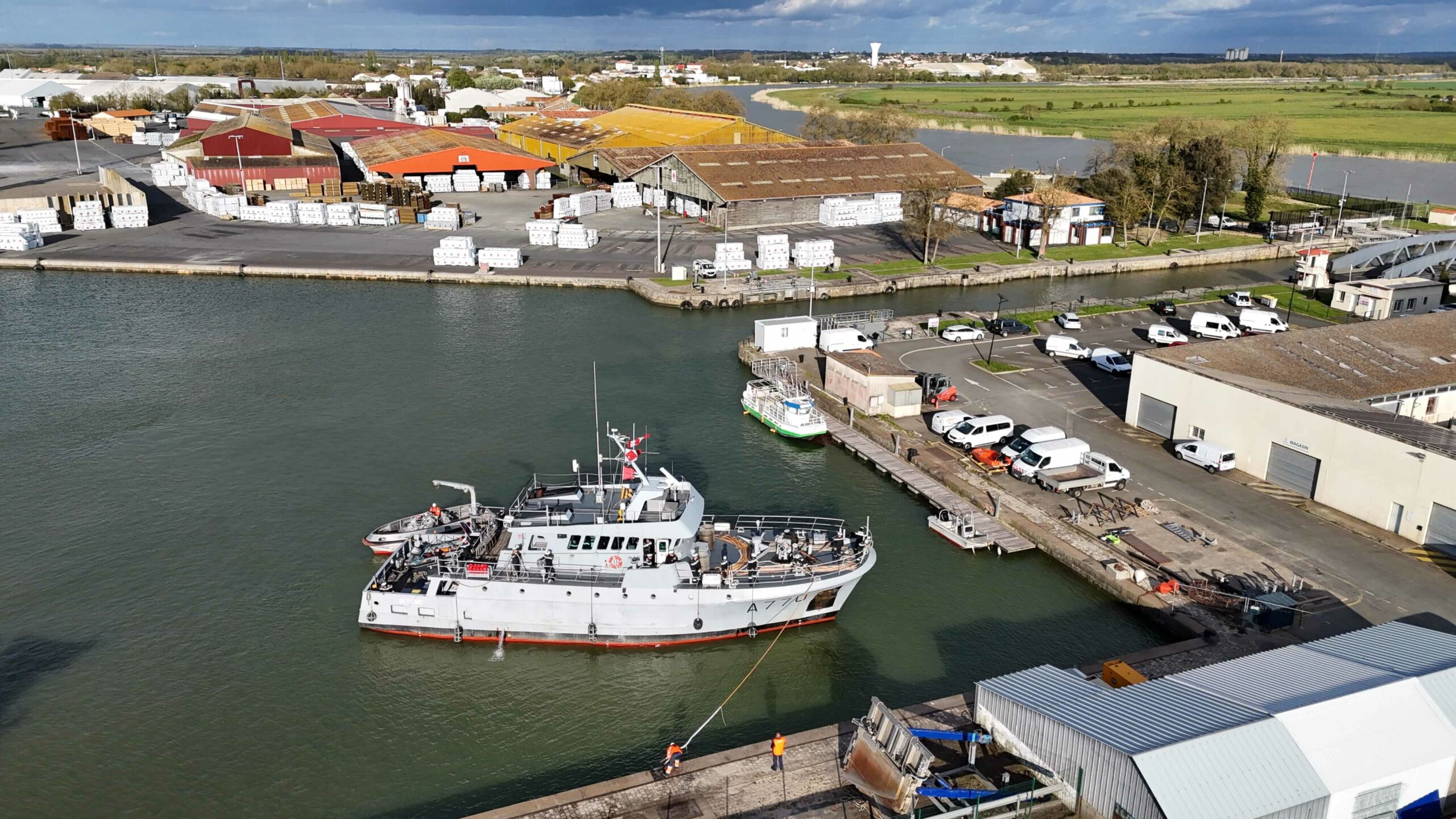 Approche de La Glycine au poste à quai qui lui est dédié au port de commerce de Rochefort