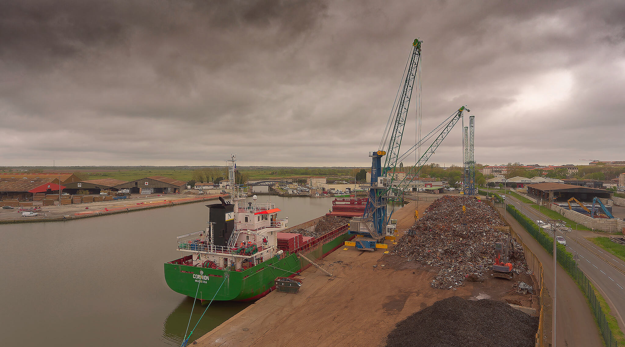 chargement d'un bateau de ferraille au port de commerce de Rochefort - 17 - Port Charente Atlantique